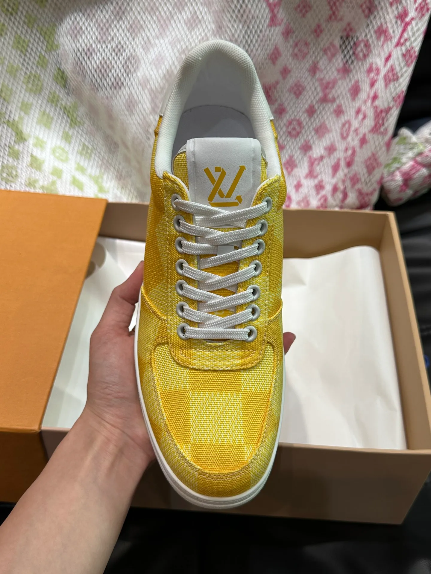 Men's Men's Shoes 💰p420 "*OUIS *UITTO*" Rivoli men's low-top casual sneakers, the classic checkerboard pattern will never go out of style. This Rivoli environmentally friendly sneaker is made of 90% sustainable materials. It is recycled polyester fiber with the iconic Damier jacquard, and the outsole is shaped with recycled polyurethane. An upcycled LV logo perches on the tongue, while Louis Vuitton logos appear on the sides and rear. Comfortable and durable, versatile style, can be worn in all seasons, simple and fashionable item! Size: 38-44 (45 customized)